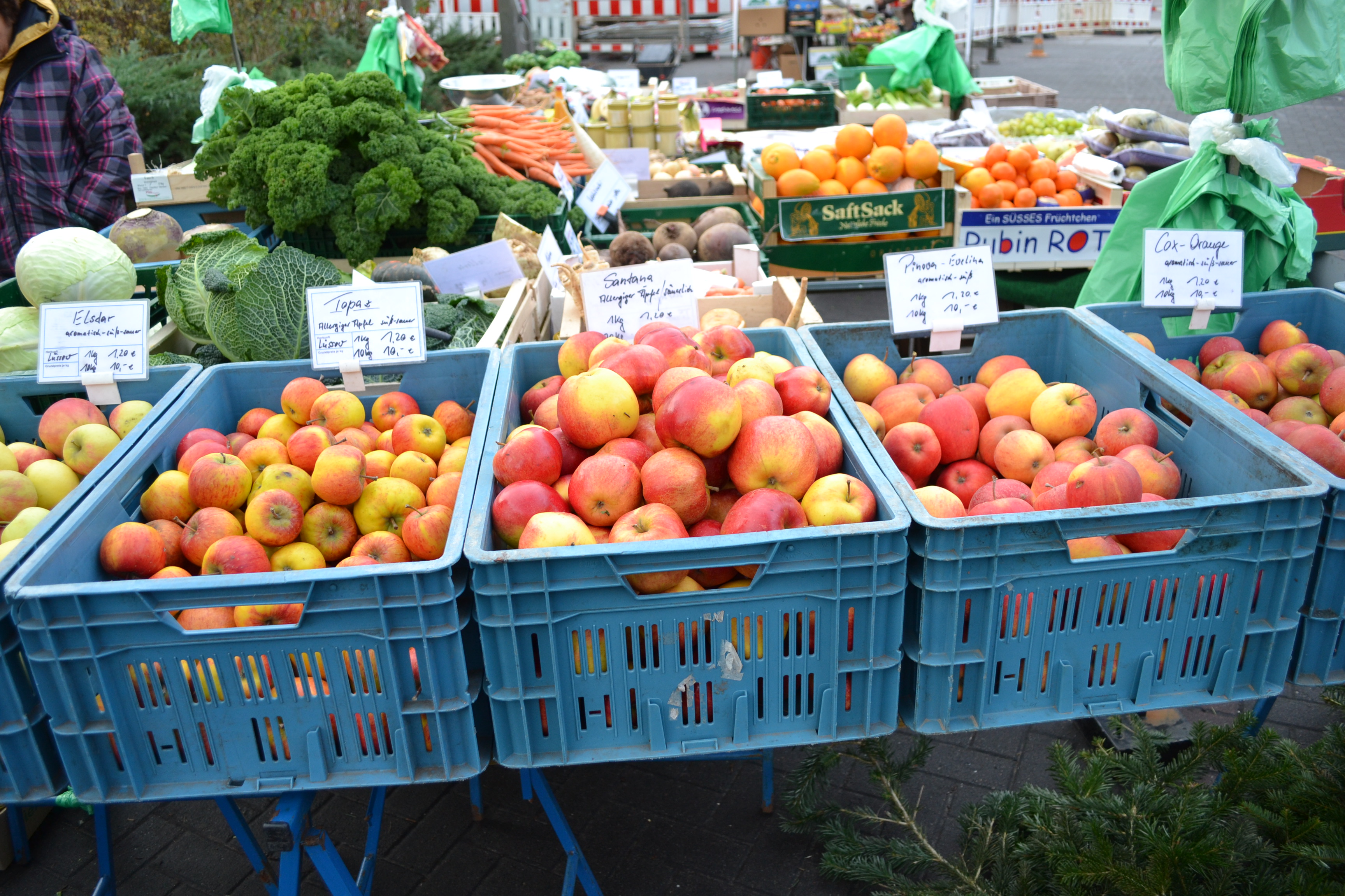 frisches Obst und Gemüse, welches auf dem Markt stets angeboten wird
