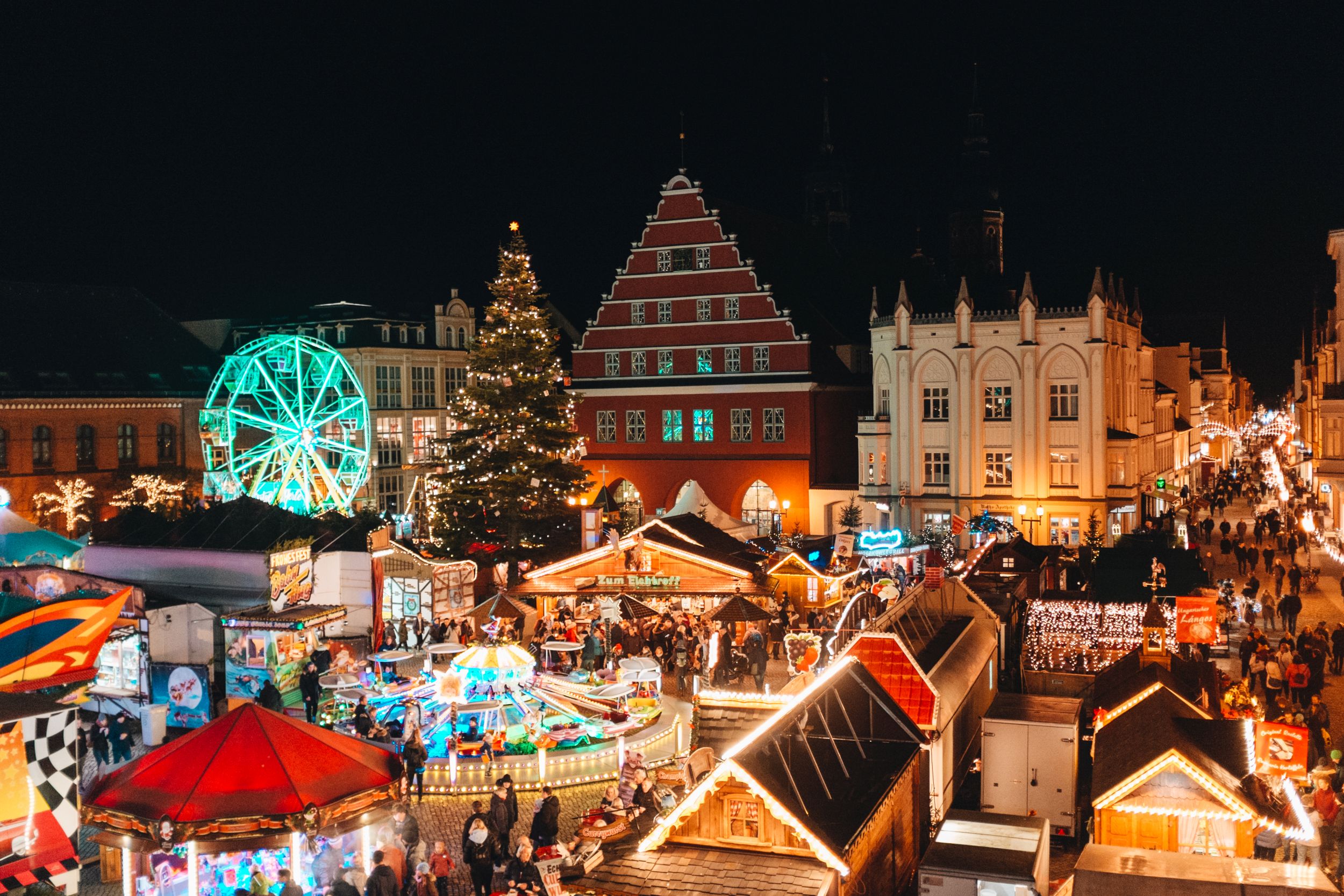 Blick auf den Greifswalder Weihnachtsmarkt auf dem historischen Marktplatz