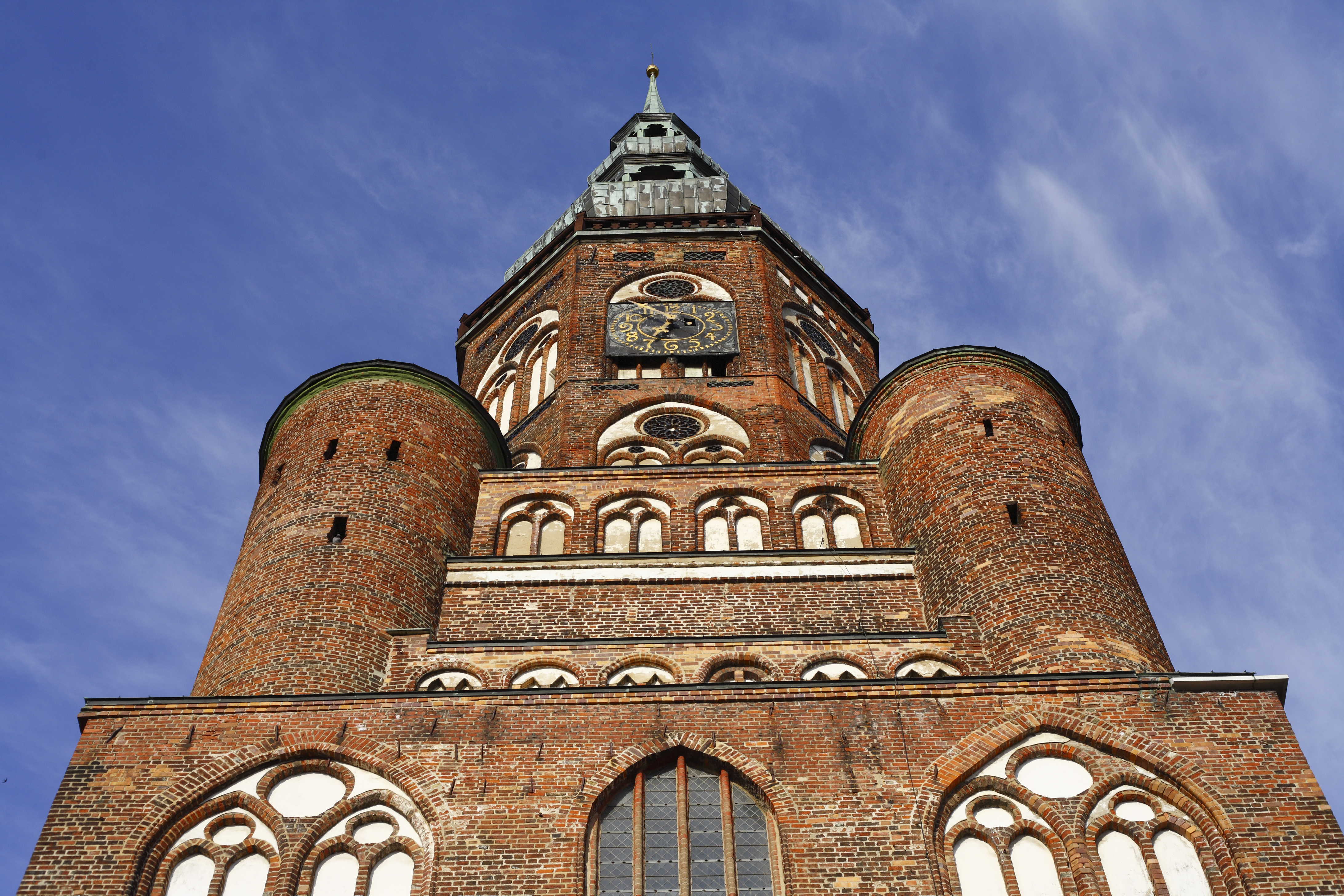 Blick von unten auf den Turm des Greifswalder Doms St. Nikolai