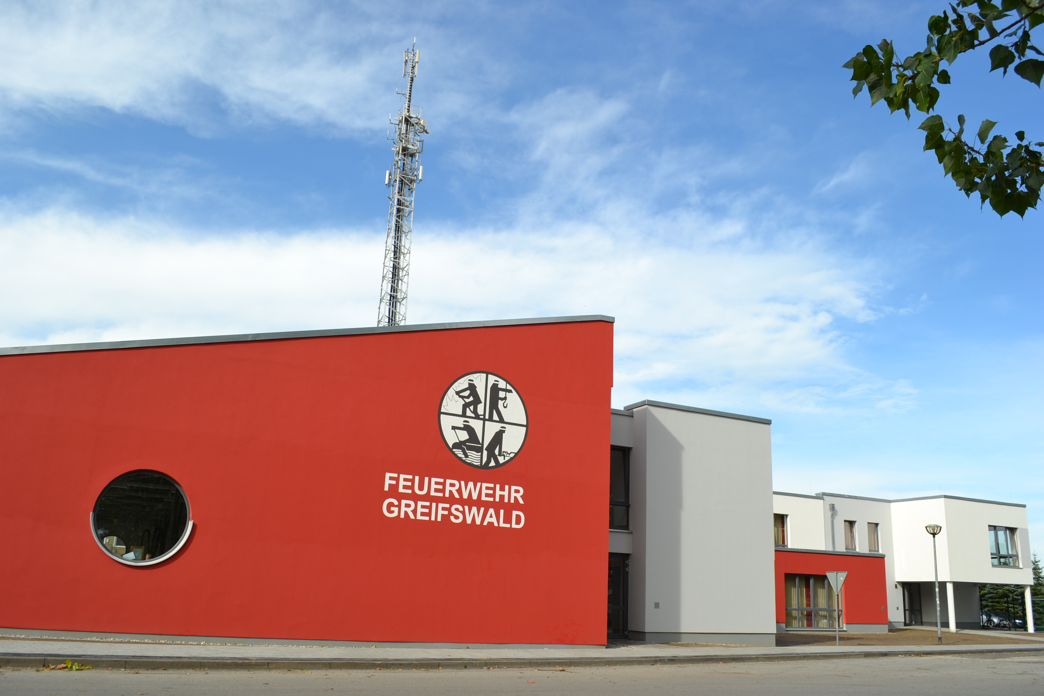 Blick auf das Gebäude der Feuerwehr Greifswald in der Wolgaster Straße