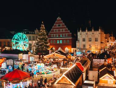 Blick auf den Greifswalder Weihnachtsmarkt auf dem historischen Marktplatz