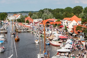 Der Fischerrei- udn Segelhafen Greifswald-Wieck- das schöne Festgelände zum Fischerfest Gaffelrigg.