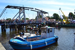 Verkehrseinschränkungen zum Fischerfest Gaffelrigg: Die Brücke wird gesperrt, Anliegerkarten werden im Hafenamt ausgeben.
