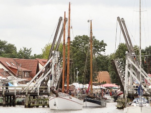 Traditionsschiffe durchlaufen auf dem Weg zur Gaffelrigg die historische Zugbrücke in Greifswald-Wieck.
