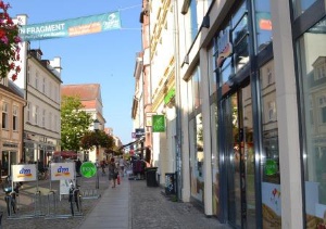 Einkaufen in der Innenstadt in der Langen Straße gibt es zahlreiche Geschäfte.