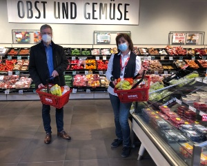 Dr. Fassbinder und Petra Götz mit Obstkörben für die Pflegekräfte