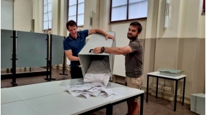 Ausschüttung der Wahlurne im Wahllokal des Friedrich-Ludwig-Jahn-Gymnasiums nach der Stichwahl zur Oberbürgermeisterwahl
