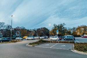 Parkplatz mit Fahrzeugen