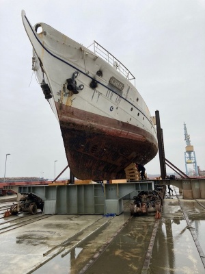 Im Zuge der Sanierungsarbeiten am Segelschulschiff GREIF wurde das Schiff in der Volkswerft Stralsund trockengestellt