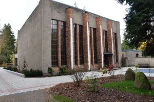 Vorplatz zur Trauerhalle auf dem Neuen Friedhof in Greifswald
