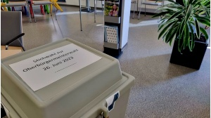 Wahlurne in einem Wahllokal