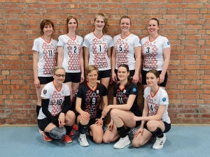 Teamfoto vom 5. Damenteam des Volleyball-Clubs Greifswald, auf dem die neun Spielerinnen die neue fair gehandelte Sportkleidung tragen