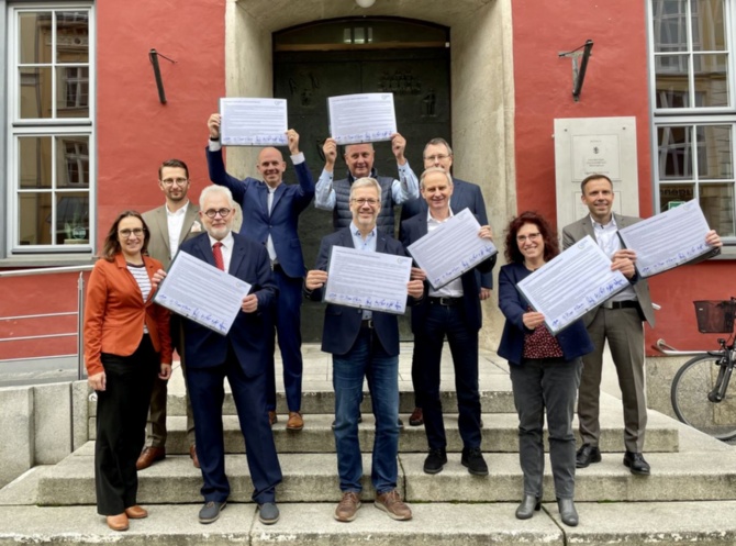 Mitglieder des Nachhaltigkeitsbündnisses © Foto: Pressestelle UHGW Mitglieder des Nachhaltigkeitsbündnisses präsentieren unterzeichnete Deklaration auf der Rathaustreppe