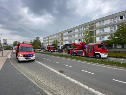 Einsatzkrfte vor dem HumboldtGymnasium Foto Greifswalder Feuerwehr 2