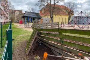 Abgesperrter Komposthaufen im Schulgarten der Karl-Krull-Schule © Pressestelle Abgesperrter Komposthaufen im Schulgarten der Karl-Krull-Schule
