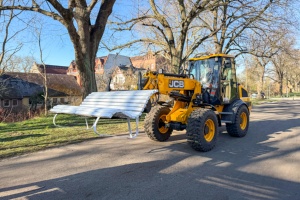 Bänke werden aufgestellt © Franziska Vopel Radlader bringt eine weiße Bank an ihren Platz