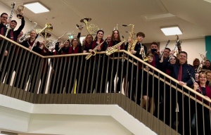 Blasorchester Greifswald © Blasorchester Greifswald Blasorchester Greifswald beim Frühlingskonzert auf einer Treppe