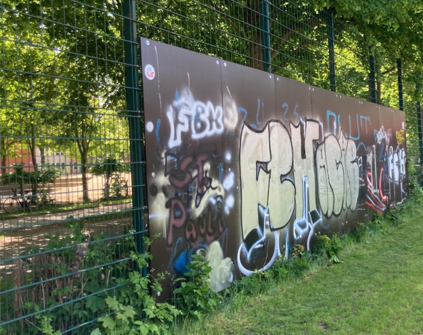 Legale Graffitifläche Sporthalle 3 Südseite am Zaun