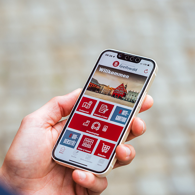 Smartphone mit Greifswald-App 