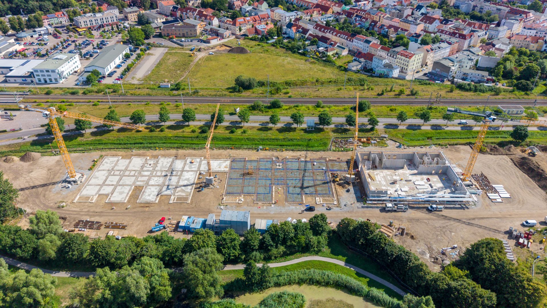 Luftaufnahme der Baustelle Schulzentrum Am Ellernholzteich im Juli 2026