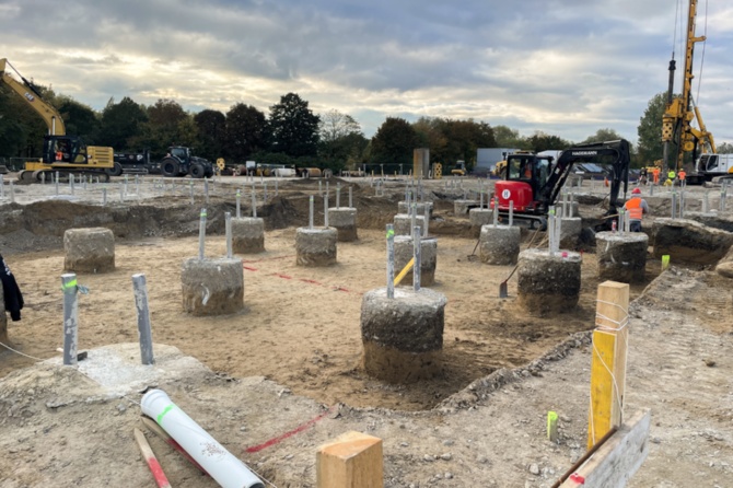 Baufortschritt Schulzentrum Am Ellernholzteich Okotober 2025 © Immobilienverwaltungsamt Geothermisch aktivierte Bohrpfähle für das Haus A