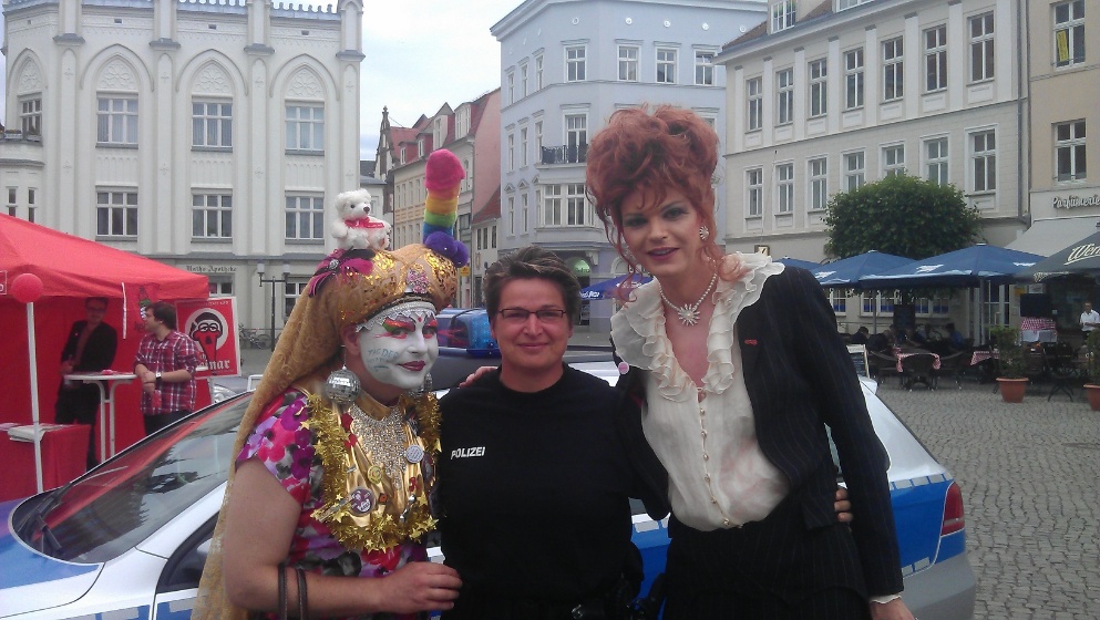 TdA 2012 Lucy Miller, Schwester Rosa O.S.P.I. - © Aktionsbündnis Queer in Greifswald e.V. TdA 2012 Lucy Miller, Schwester Rosa O.S.P.I.