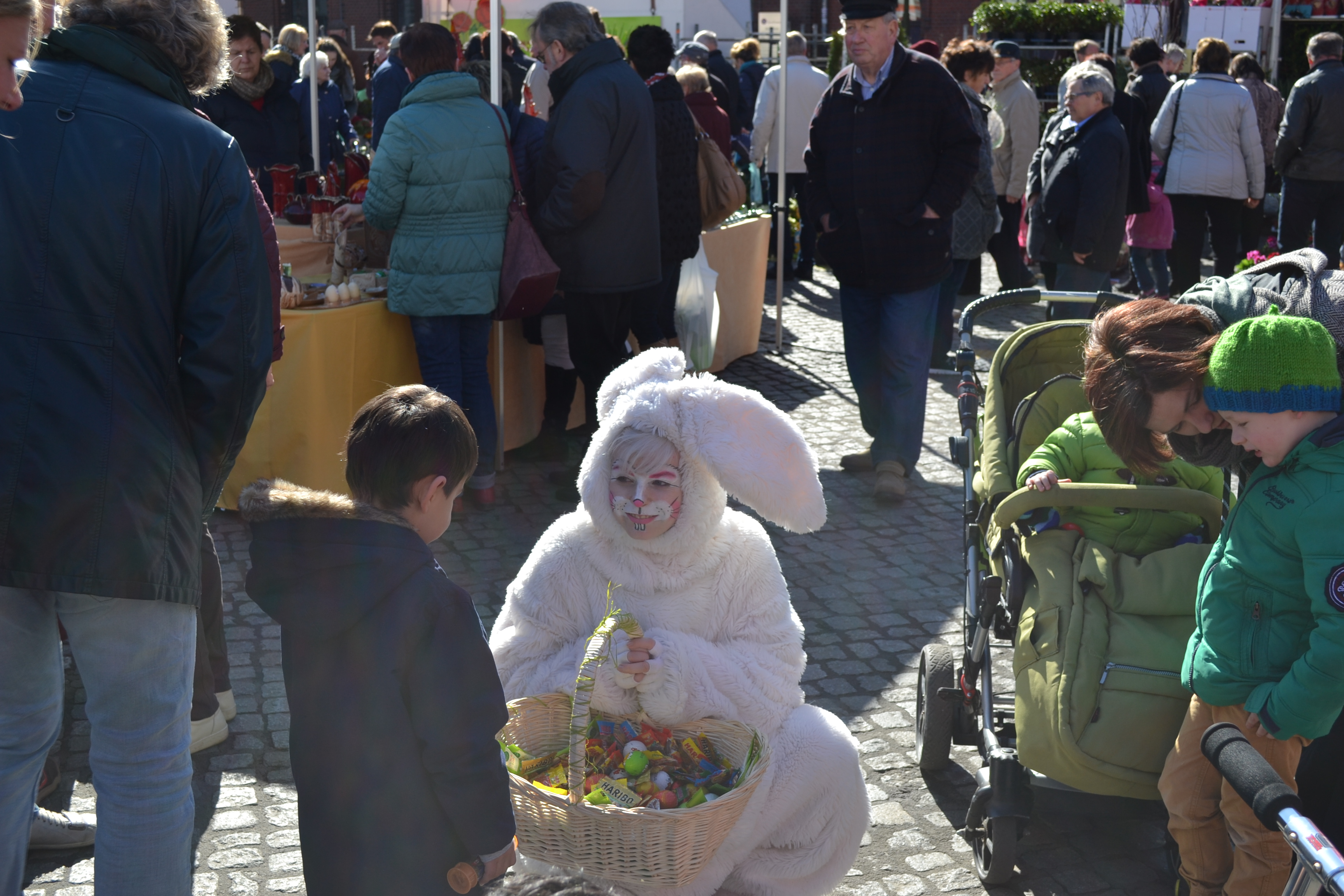 Osterhase auf dem Oster- und Blumenmarkt