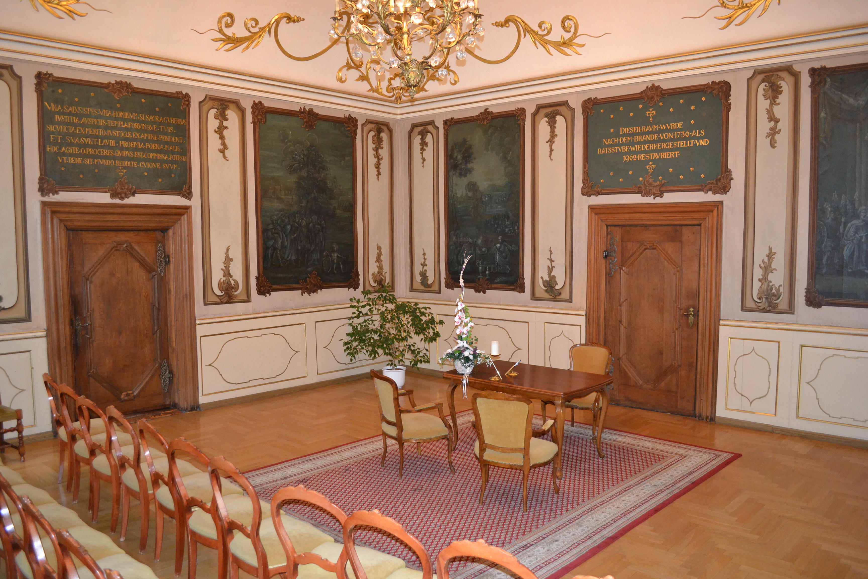 Der Trausaal im Rathaus mit geschichtsträchtigen Bildern und vergoldeten Details