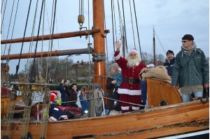 Am 1. Advent um 15 Uhr legt die HANNE-MARIE mit dem Weihnachtsmann an Bord im Museumshafen an und wird von hunterten Kindern liebevoll begrüßt.