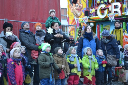 Kinder warten darauf, dass sie mit der Drehleiter zur Tanne hochfahren können.