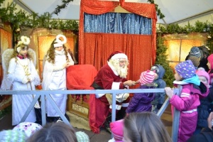 Die erste Weihnachtsmannsprechstunde mit dem Oberbürgermeister, den Engeln und den Kindern auf der Marktbühne.