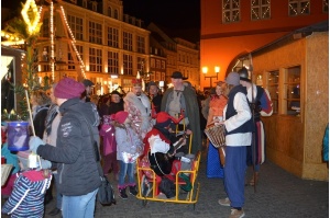 Der Lampionumzug durchs Märchenland endet auf dem Weihnachtsmarkt.