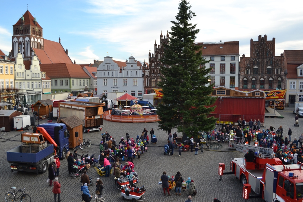 Das erste goldene Päckchen schmückt die Weihnachtstanne auf dem Marktplatz .
