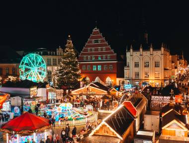 Blick auf den Greifswalder Weihnachtsmarkt auf dem historischen Marktplatz - © Philipp Marthaler Blick auf den Greifswalder Weihnachtsmarkt auf dem historischen Marktplatz