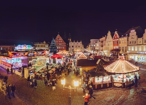 Buntes Treiben auf dem abendlichen Weihnachtsmarkt