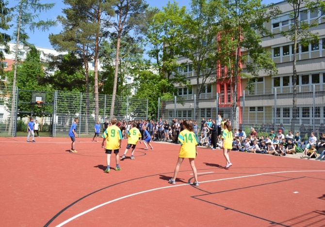 ISEP-Titel-Übergabe Kleinsportfeld Humboldt-Gymnasium © Pressestelle Kleinsportfeld Humboldt-Gymnasium