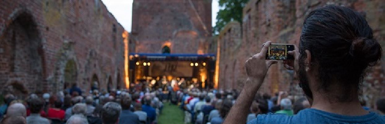 Eldenaer Jazz Evenings in der Klosterruine Eldena (c) lensescape.org - Philipp Schroeder