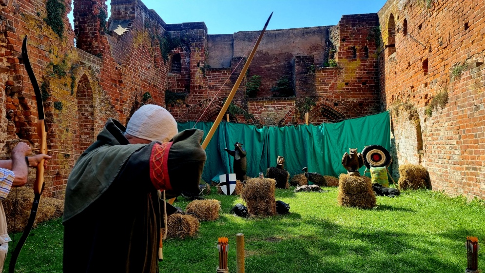 Bogenschießen mit dem Greifenbund Bogensport e.V. - Eldenaer Klostermarkt 2022 - © UHGW-Pressestelle Bogenschießen mit dem Greifenbund Bogensport e.V. - Eldenaer Klostermarkt 2022
