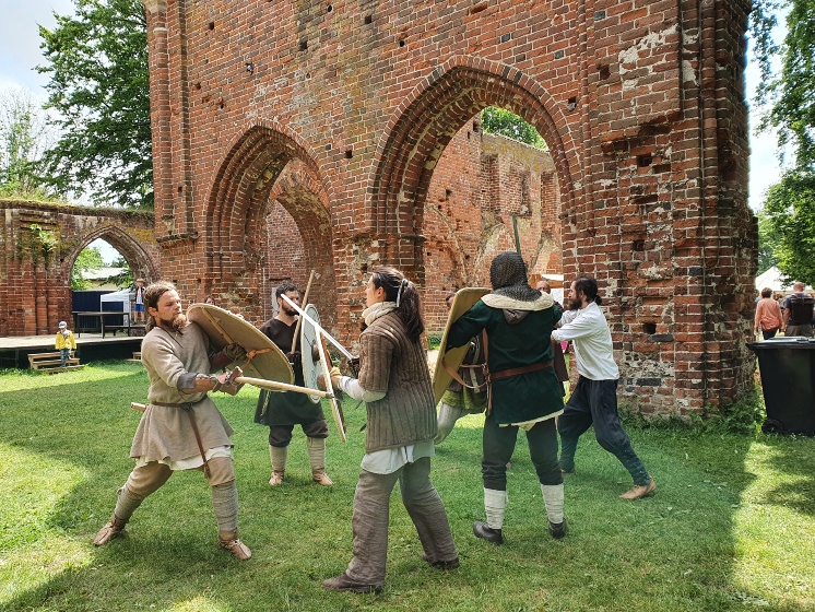 Gemeinsames Kampftraining von Liutreka und IG-Greifenschlag - Eldenaer Klostermarkt 2022 - © UHGW-Kultur Gemeinsames Kampftraining von Liutreka und IG-Greifenschlag - Eldenaer Klostermarkt 2022