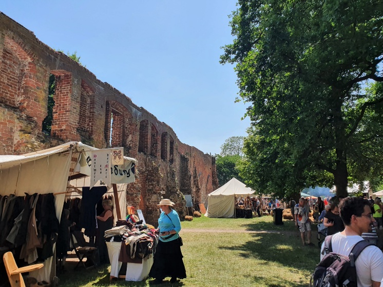 Gewandungsangebot vor dem Remter der Klosterruine - Eldenaer Klostermarkt 2022 - © UHGW-Kultur Gewandungsangebot vor dem Remter der Klosterruine - Eldenaer Klostermarkt 2022
