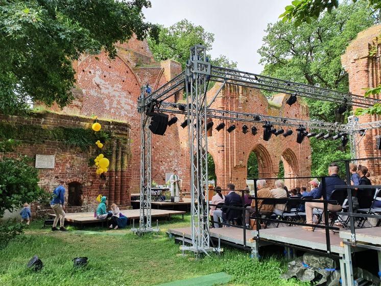 Gottestdienst mit zwei Taufen in der Klosterruine - Eldenaer Klostermarkt 2022 - © UHGW-Kultur Gottestdienst mit zwei Taufen in der Klosterruine - Eldenaer Klostermarkt 2022