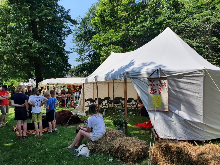 Märchenstunde vor dem Märchenzelt - Eldenaer Klostermarkt 2022 - © UHGW-Kultur Märchenstunde vor dem Märchenzelt - Eldenaer Klostermarkt 2022