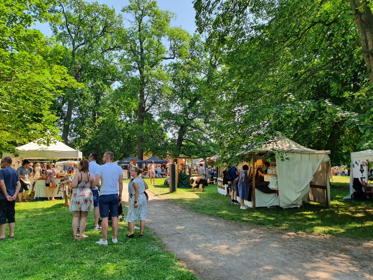 Marktsstände auf dem Eldenaer Klostermarkt 2022 - © UHGW-Kultur Marktsstände auf dem Eldenaer Klostermarkt 2022