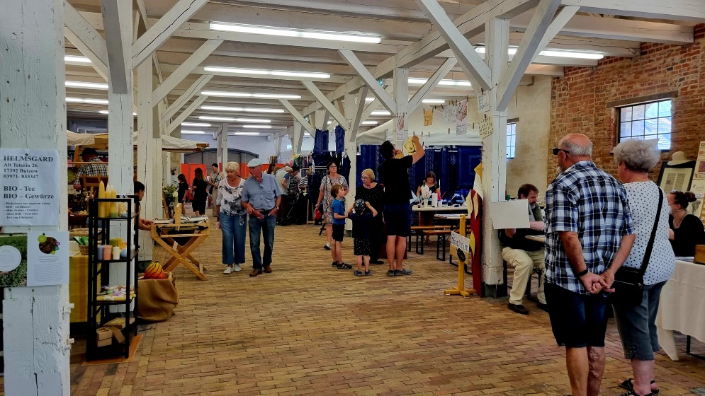 Marktstände in der Klosterscheune - Eldenaer Klostermarkt 2022 - © UHGW-Pressestelle Marktstände in der Klosterscheune - Eldenaer Klostermarkt 2022