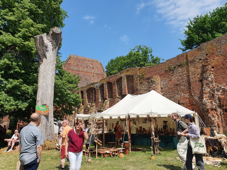 Marktstände vor dem Remter der Klosterruine - Eldenaer Klostermarkt 2022 - © UHGW-Kultur Marktstände vor dem Remter der Klosterruine - Eldenaer Klostermarkt 2022