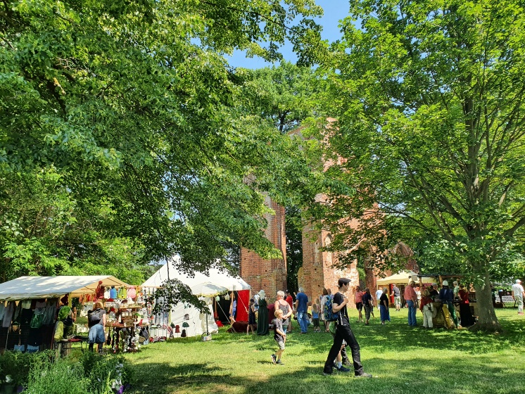 Marktstände vor dem Westportal der Klosterruine - Eldenaer Klostermarkt 2022 - © UHGW-Kultur Marktstände vor dem Westportal der Klosterruine - Eldenaer Klostermarkt 2022