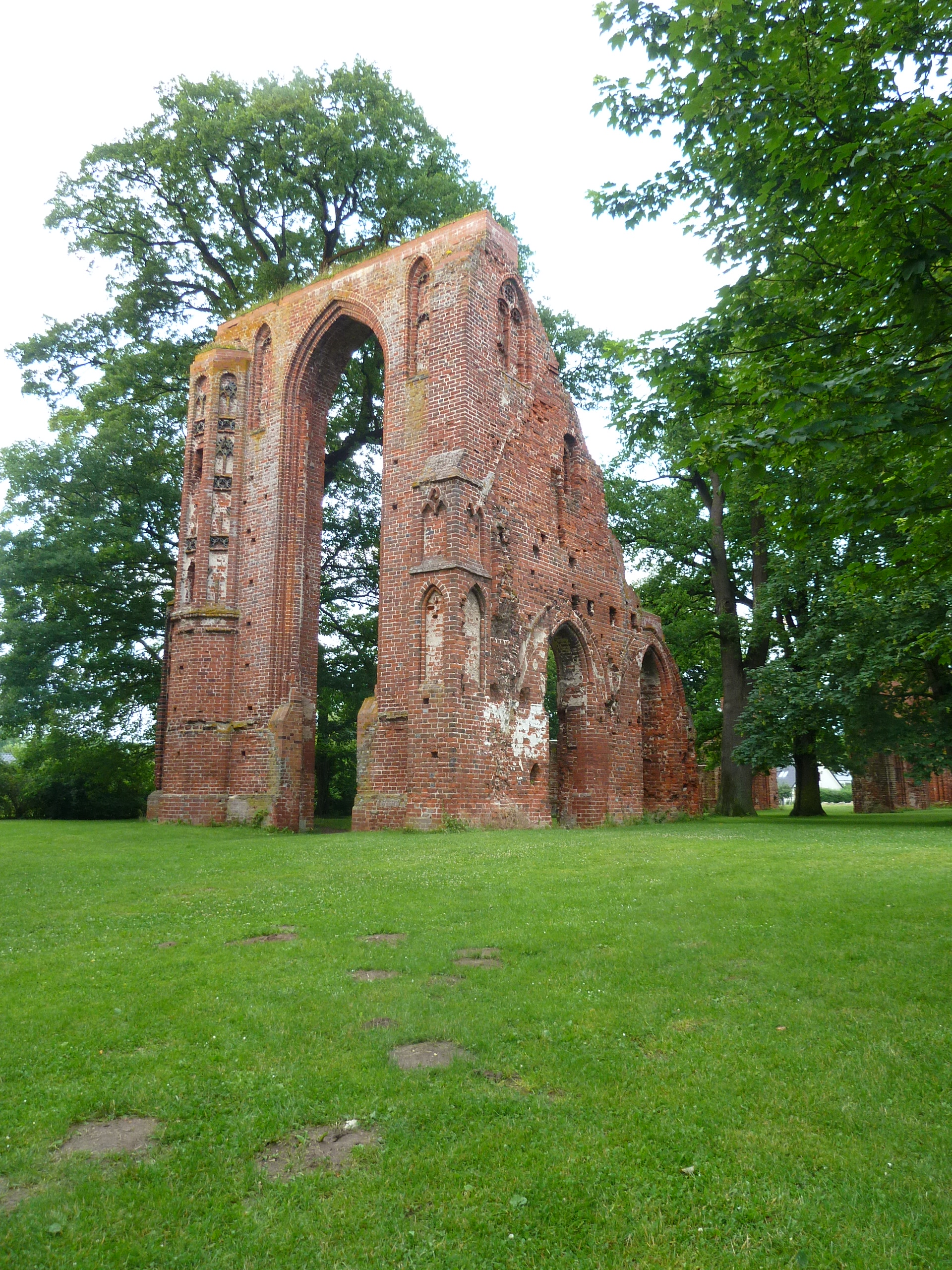 Klosterruine Eldena - Parkanlage mit Westportal