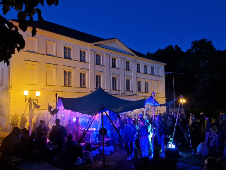 Open-Air Party des Rosa-Clubs vor dem Pommerschen Landesmuseum - © UHGW Open-Air Party des Rosa-Clubs vor dem Pommerschen Landesmuseum