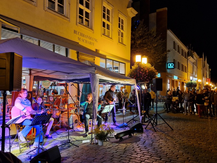 Rythmus Störung vor der Buchhandlung Scharfe - © UHGW Rythmus Störung vor der Buchhandlung Scharfe