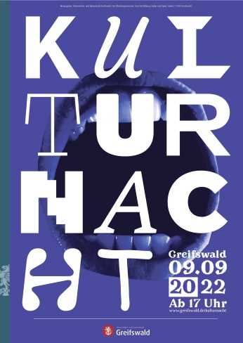 Zu sehen ist das Plakatmotiv für die 20. Greifswalder Kulturnacht. Das Plakat ist blau mit weißer Schrift. Im Hintergrund ist ein geöffneter Mund. Auf dem Plakat steht folgendes geschrieben:  Kulturnacht, Greifswald, 09.09.2022, ab 17 Uhr, www.greifswald.de/kulturnacht